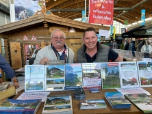 Prospektpräsentation am Messestand Urlaub in den Alpen