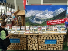 Prospektpräsentation am Messestand Urlaub in den Alpen