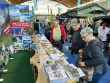 Prospektpräsentation am Messestand Urlaub in den Alpen