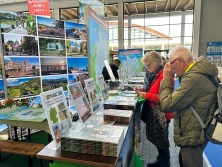 Prospektpräsentation am Messestand Urlaub in Deutschland