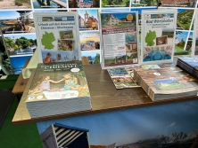 Prospektpräsentation am Messestand Urlaub in Deutschland