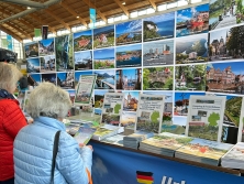 Prospektpräsentation am Messestand Urlaub in Deutschland