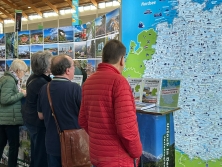Prospektpräsentation am Messestand Urlaub in Deutschland