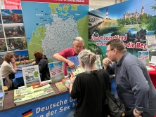 Prospektpräsentation am Messestand Urlaub in Deutschland