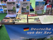 Prospektpräsentation am Messestand Urlaub in Deutschland