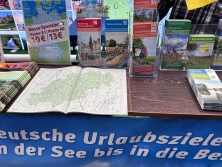 Prospektpräsentation am Messestand Urlaub in Deutschland