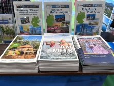 Prospektpräsentation am Messestand Urlaub in Deutschland