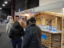 Prospektpräsentation am Messenstand Urlaub in den Alpen