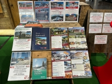 Prospektpräsentation am Messestand Urlaub in den Alpen