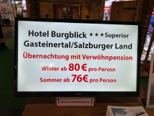 Bildschirmpräsentation am Messestand Urlaub in den Alpen