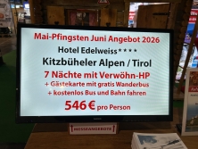 Bildschirmpräsentation am Messestand Urlaub in den Alpen