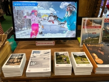 Prospektpräsentation am Messestand Urlaub in den Alpen