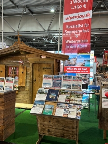 Prospektpräsentation am Messestand Urlaub in den Alpen