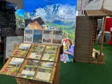 Prospektpräsentation am Messestand Urlaub in den Alpen