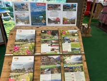 Prospektpräsentation am Messestand Urlaub in den Alpen