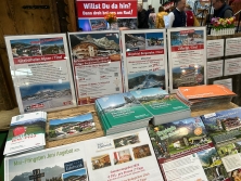 Prospektpräsentation am Messestand Urlaub in den Alpen