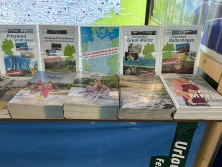 Prospektpräsentation am Messestand Urlaub in Deutschland