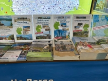 Prospektpräsentation am Messestand Urlaub in Deutschland