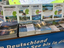 Prospektpräsentation am Messestand Urlaub in Deutschland