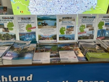 Prospektpräsentation am Messestand Urlaub in Deutschland