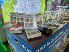 Prospektpräsentation am Messestand Urlaub in Deutschland