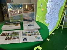 Prospektpräsentation am Messestand Urlaub in Deutschland