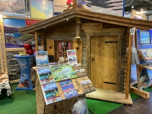 Prospektpräsentation am Messestand Urlaub in den Alpen