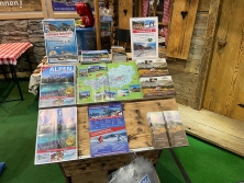 Prospektpräsentation am Messestand Urlaub in den Alpen