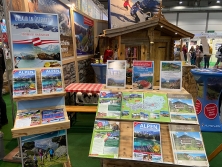 Prospektpräsentation am Messestand Urlaub in den Alpen