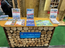 Prospektpräsentation am Messestand Urlaub in Tirol/ Österreich