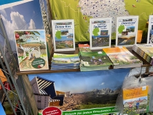 Prospektpräsentation am Messestand Urlaub in Deutschland
