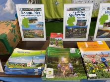 Prospektpräsentation am Messestand Urlaub in Deutschland