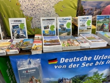 Prospektpräsentation am Messestand Urlaub in Deutschland