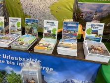 Prospektpräsentation am Messestand Urlaub in Deutschland