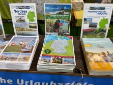Prospektpräsentation am Messestand Urlaub in Deutschland