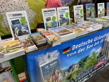 Prospektpräsentation am Messestand Urlaub in Deutschland