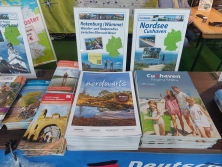 Prospektpräsentation am Messestand Urlaub in Deutschland