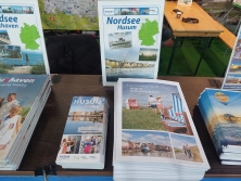 Prospektpräsentation am Messestand Urlaub in Deutschland