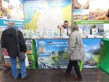 Prospektpräsentation am Messestand Urlaub in Deutschland
