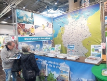Prospektpräsentation am Messestand Urlaub in Deutschland