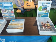 Prospektpräsentation am Messestand Urlaub in Deutschland