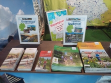 Prospektpräsentation am Messestand Urlaub in Deutschland