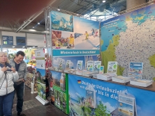 Prospektpräsentation am Messestand Urlaub in Deutschland