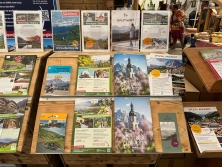 Prospektpräsentation am Messestand Urlaub in den Alpen