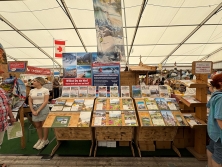 Prospektpräsentation am Messestand Urlaub in den Alpen