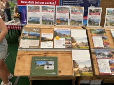 Prospektpräsentation am Messestand Urlaub in den Alpen