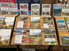 Prospektpräsentation am Messestand Urlaub in den Alpen