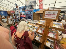 Prospektpräsentation am Messestand Urlaub in den Alpen