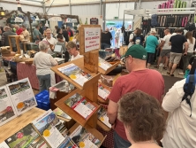 Prospektpräsentation am Messestand Urlaub in den Alpen