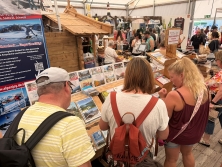 Prospektpräsentation am Messestand Urlaub in den Alpen